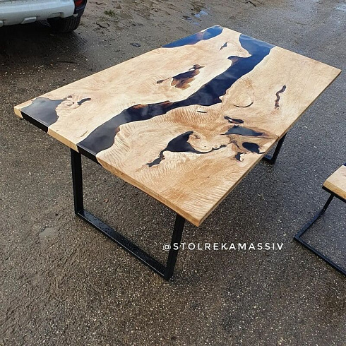 Стол из граба на металлическом подстолье